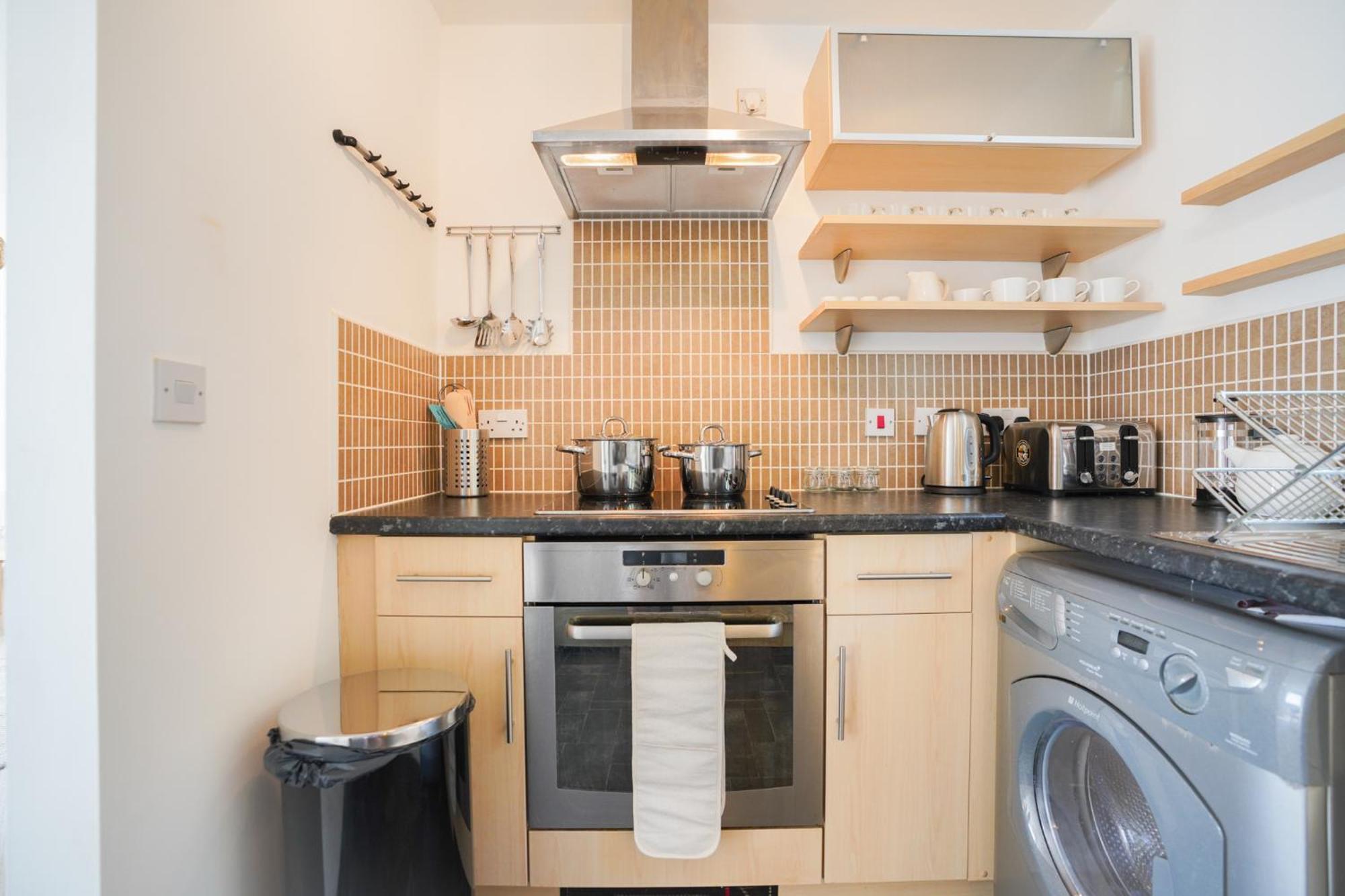 Stylish Apartment With Private Parking คาร์ดิฟฟ์ ภายนอก รูปภาพ