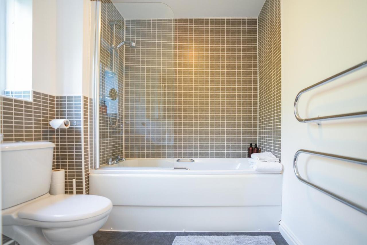 Stylish Apartment With Private Parking คาร์ดิฟฟ์ ภายนอก รูปภาพ