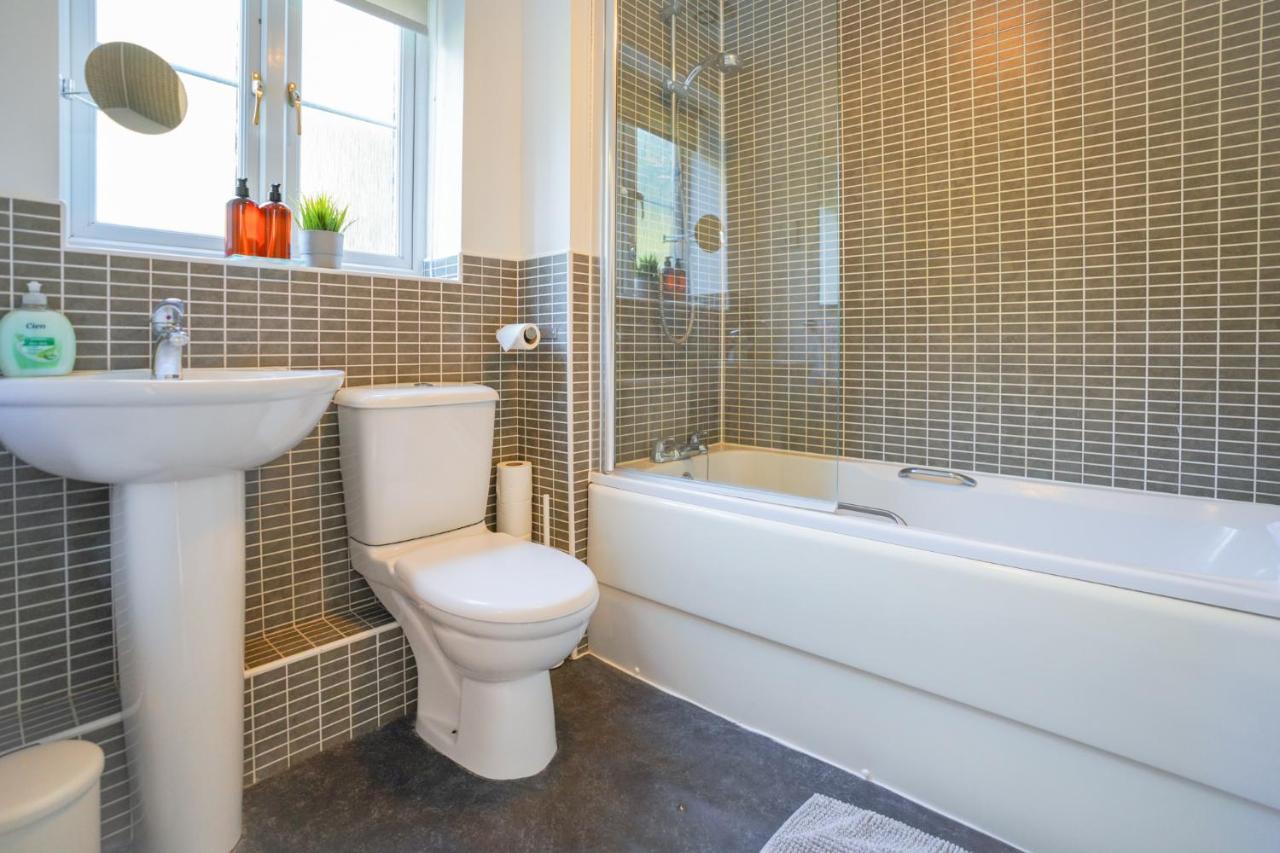Stylish Apartment With Private Parking คาร์ดิฟฟ์ ภายนอก รูปภาพ